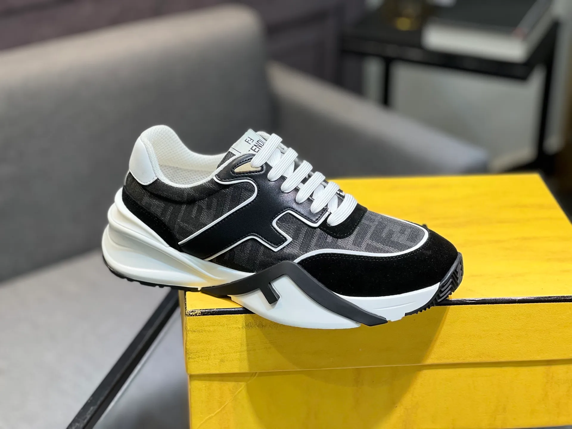 Men's shoes 💰580 FENDI men's fashion casual shoes 👟Hot sale🔥Official website 1:1 replica ⬆️Original quality - Original leather - Original breathable mesh lining Original outsole 1:1 replica, code number 38-44 (45-46 customized)